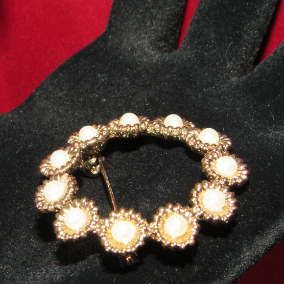 Vintage Goldtone Faux Pearl Brooch Pin 1.5" Diam. - Picture 5 of 8